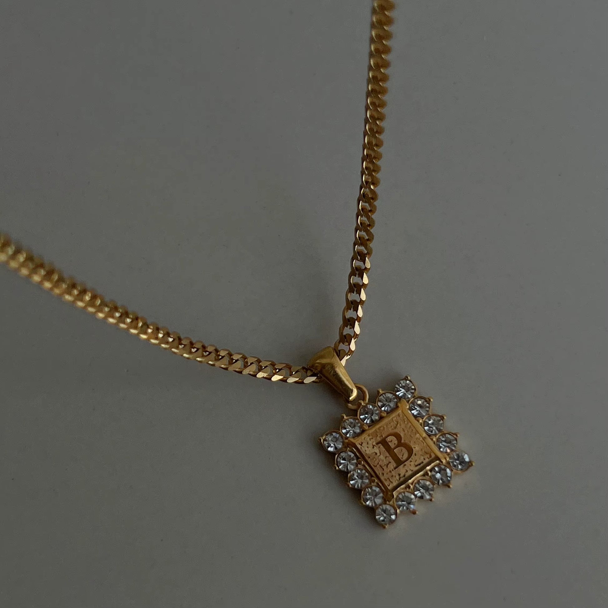 Stunning 18K Gold Plated Customized Letter Pendant Necklace with Iced Out Zircon & Cuban Chain for Women
