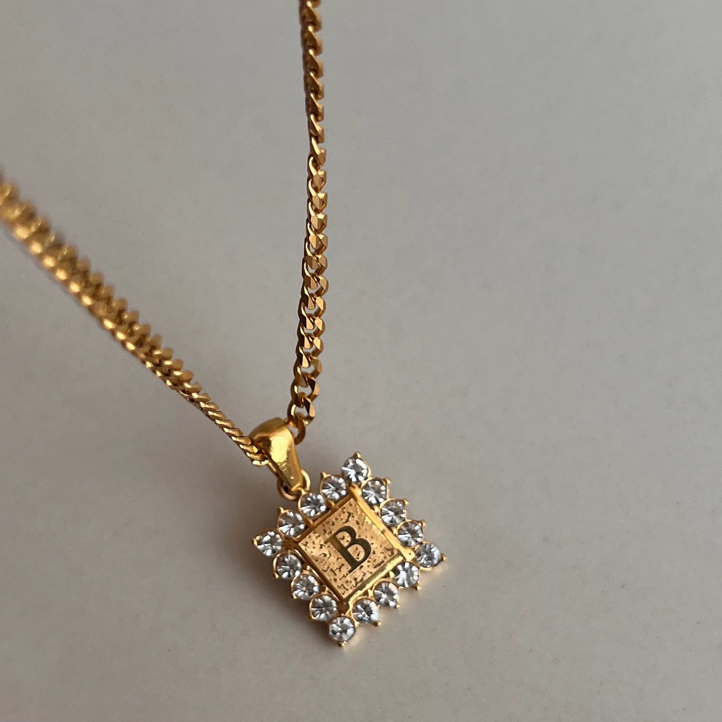 Stunning 18K Gold Plated Customized Letter Pendant Necklace with Iced Out Zircon & Cuban Chain for Women